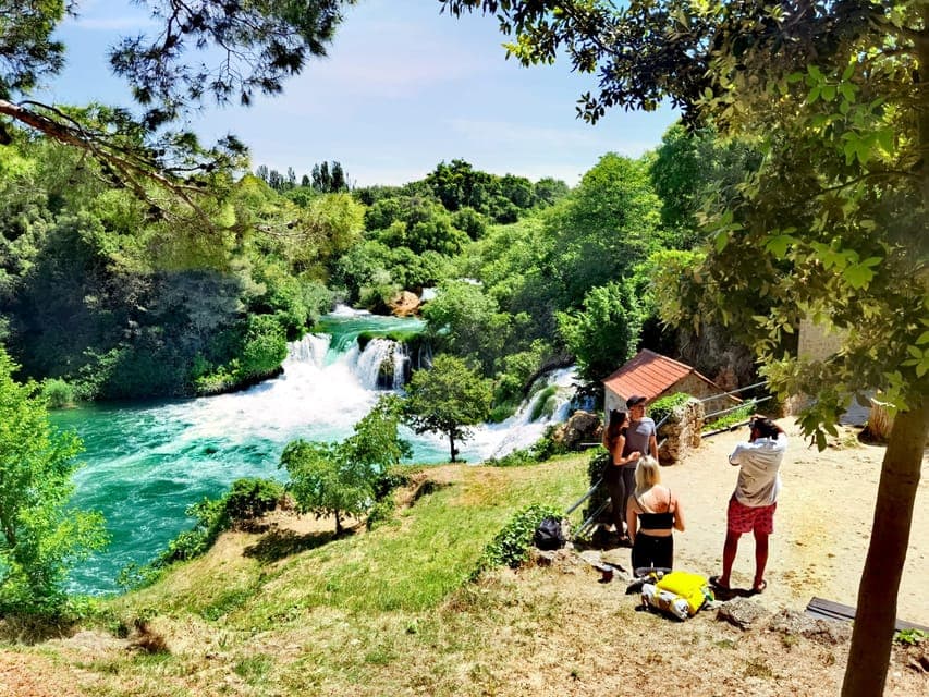 Split i Trogir: Wycieczka do Wodospadów Krka z przewodnikiem i degustacją wina